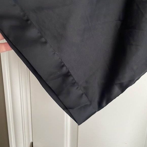 SATIN VS ROBE - Picture 3 of 5